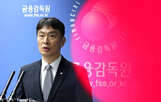 금융감독원이 취약계층에 대한 신용공급 확대 등을 위해 저축은행·상호금융업권 등이 중저신용자 대출을 취급할 경우 감독상 인센티브 확대를 추진한다. 사진은 이복현 금융감독원장./사진=뉴스1