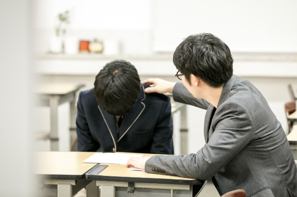 '할머니 냄새' 때문에 고민 중인 아이에게 11년 차 교사가 내놓은 감동적인 답변이 화제다. 사진은 기사와 직접적 관련이 없는 학생 위로하는 교사 모습. /사진=이미지투데이