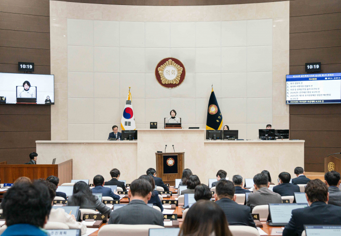 용인특례시의회는 10일 본회의장에서 제290회 임시회 개회식과 제1차 본회의를 열고 있다. /사진제공=용인특례시의회