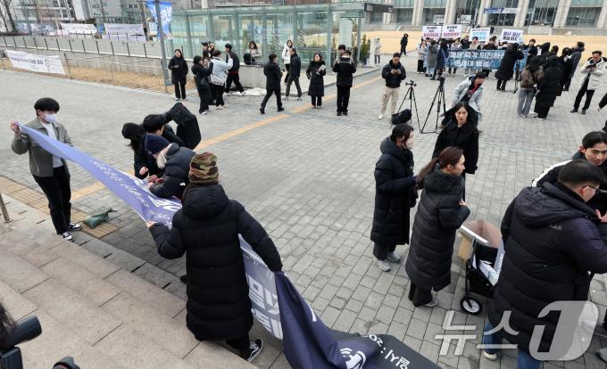 윤석열 대통령의 파면을 촉구하며 행진하는 연세대 행동 회원들(위)이 10일 서울 서대문구 연세대학교 신촌캠퍼스 학생회관 앞에서 기자회견을 준비하는 탄핵을 반대하는 연세인들(아래)과 대립하고 있다. 2025.2.10/뉴스1 ⓒ News1 이동해 기자
