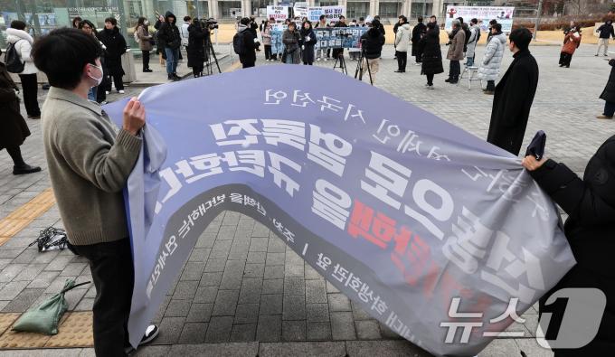 윤석열 대통령의 파면을 촉구하며 행진하는 연세대 행동 회원들이 10일 서울 서대문구 연세대학교 신촌캠퍼스 학생회관 앞에서 기자회견을 준비하는 탄핵을 반대하는 연세인들과 대립하고 있다. 2025.2.10/뉴스1 ⓒ News1 이동해 기자