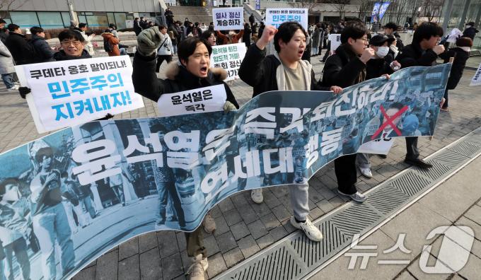 윤석열 대통령의 퇴진을 촉구하는 연세대 행동 회원들이 10일 서울 서대문구 연세대학교 신촌캠퍼스 정문 앞에서 기자회견을 마친 뒤 서부지법 폭동 규탄과 윤 대통령 파면을 촉구하며 학생회관으로 향해 행진하고 있다. 2025.2.10/뉴스1 ⓒ News1 이동해 기자