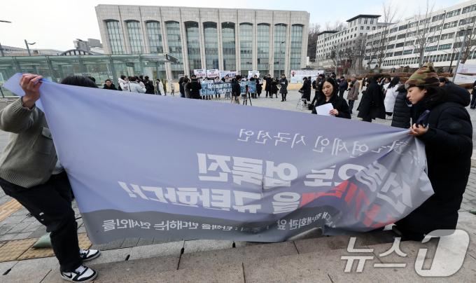 윤석열 대통령의 파면을 촉구하며 행진하는 연세대 행동 회원들이 10일 서울 서대문구 연세대학교 신촌캠퍼스 학생회관 앞에서 기자회견을 준비하는 탄핵을 반대하는 연세인들과 대립하고 있다. 2025.2.10/뉴스1 ⓒ News1 이동해 기자