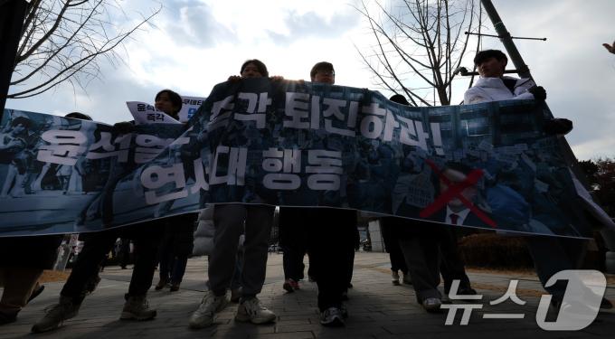 윤석열 대통령의 퇴진을 촉구하는 연세대 행동 회원들이 10일 서울 서대문구 연세대학교 신촌캠퍼스 정문 앞에서 기자회견을 마친 뒤 서부지법 폭동 규탄과 윤 대통령 파면을 촉구하며 학생회관으로 향해 행진하고 있다. 2025.2.10/뉴스1 ⓒ News1 이동해 기자
