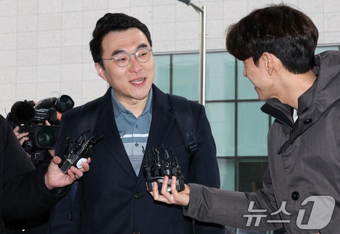 김남국 전 더불어민주당 의원이 10일 오후 서울 양천구 서울남부지방법원에서 열린 ‘허위 재산 신고' 관련 1심 선고에 출석하고 있다. 국회의원 시절 99억 원에 달하는 가상자산 보유 사실을 숨기려 허위로 재산을 신고한 혐의로 법정에 선 김 전 의원은 이번 1심에서 무죄를 선고 받았다. 2025.2.10/뉴스1 ⓒ News1 박세연 기자
