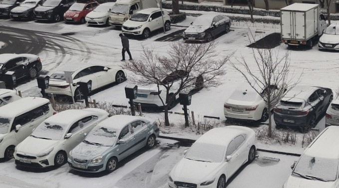 12일 눈이 내린 경기도 고양시 한 아파트단지 주차장 모습. /사진=남상인 기자