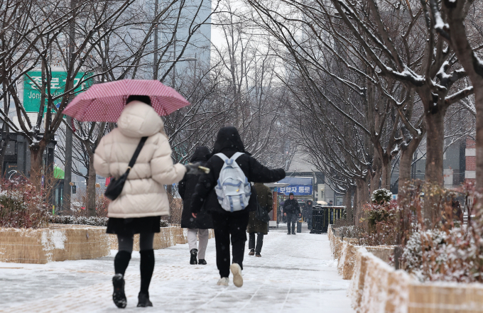 수도권 지역에 대설특보가 내려지자 한국철도공사(코레일)가 광역 전동열차를 13회 추가운행한다. 사진은 12일 서울 종로구 광화문네거리에서 시민들이 눈을 맞으며 출근길을 서두르는 모습. /사진=뉴스1 