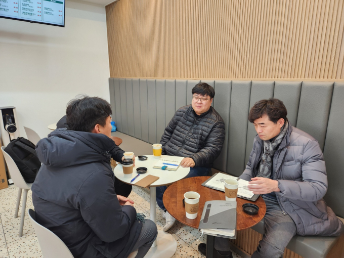  여주시 관계자가 외식업관련 종사자 및 예비창업자 대상으로 '원도심 상권 활성화 외식산업 공통교육' 대상자를 신청받고 있다. / 사진제공=여주시
