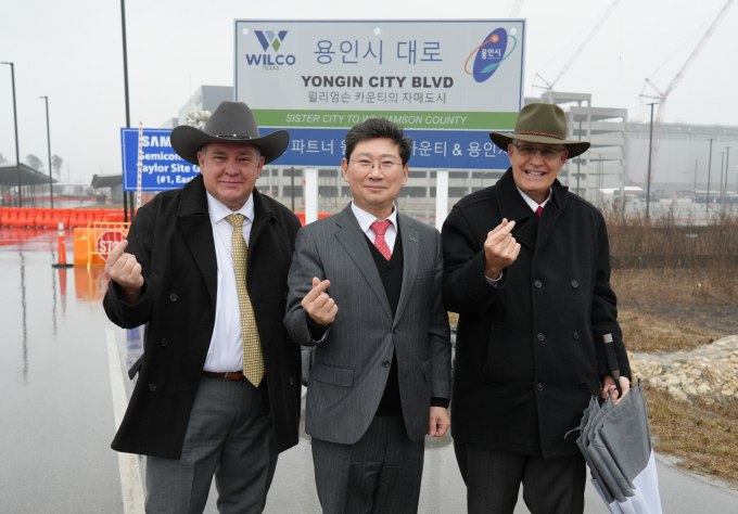  이상일 용인특례시장(가운데)이 현지시간 1월 9일 빌 그래벨 윌리엄슨 카운티청장(오른쪽)과 테일러시 삼성전자 파운드리 시설 신축공사장 앞에 설치된 '용인시 대로' 명예도로표지판 앞에서 기념촬영을 하고 있다. / 사진제공=용인특례시