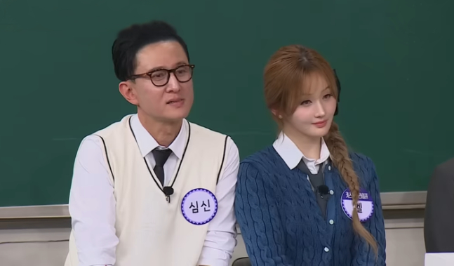 가수 심신이 12일 부친상을 당해 상주로 빈소를 지키고 있다. 사진은 심신(왼쪽)과 그의 딸 걸그룹 키스오브라이프 멤버 벨이 함께 JTBC 예능 프로그램 '아는형님'에 출연한 모습. /사진=JTBC '아는형님' 방송화면 캡처