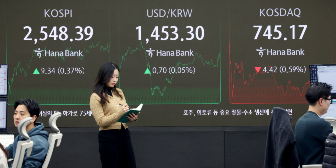 서울 중구 하나은행 딜링룸에서 딜러들이 업무를 보고 있다./사진=뉴시스 