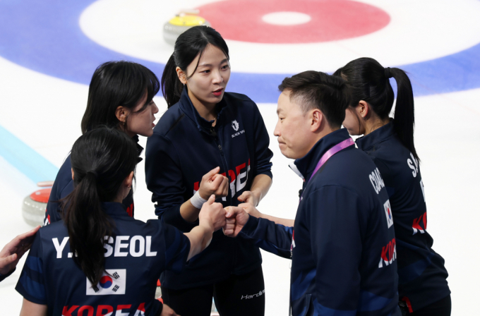 한국 여자 컬링 대표팀이 카타르에 기권승을 받아내며 예선전 8전 전승에 성공했다. 사진은 지난 9일(한국시각) 중국 하얼빈시 핑팡컬링아레나에서 열린 2025 하얼빈동계아시안게임 여자 컬링 예선전에서 일본과 경기를 치르고 있는 한국 대표팀의 모습. /사진=뉴스1
