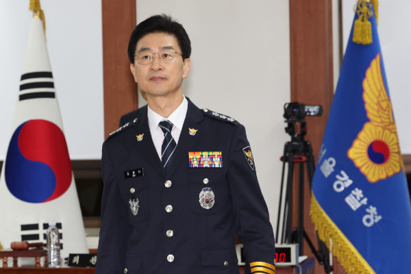 김봉식 전 서울경찰청장이 윤석열 대통령에게 비상계엄 당시 주요 인사 체포나 국회 봉쇄 지시를 받은 적 없다고 주장했다. 사진은 김봉식 전 서울경찰청장이 서울경찰청 국정감사에서 선서문을 신정훈 행안위원장에게 전달한 뒤 자리로 이동하는 모습. /사진=뉴시스