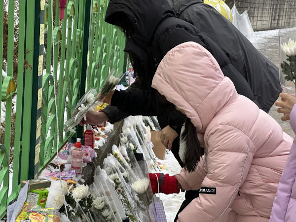 8세 김하늘양을 살해한 여교사의 우울증은 살인과 관련 없다는 정신건강의학과 교수의 소견이 나왔다. 사진은 지난 12일 오후 초등학생 피살 사건이 발생한 대전 서구 관저동의 한 초등학교 정문 옆 담장에서 김하늘양을 추모하는 아이와 부모가 꽃을 내려놓고 있는 모습. /사진=뉴스1