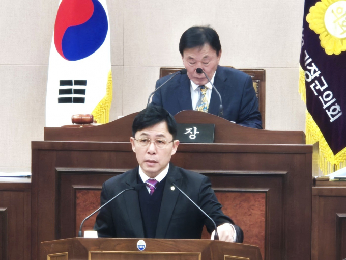 구본영 의원이 13일 열린 기장군의회 본회의에서 결의안 제안 설명을 하고 있다./사진=기장군의회