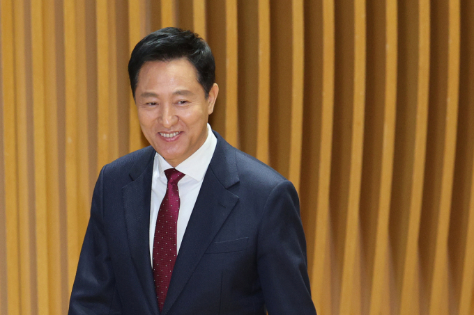 오세훈 서울시장이 인터넷 매체 기자 등 5명을 명예훼손으로 고소했다. 사진은 지난 14일 서울시청에서 열린 제6기 서울시 디지털 안내사 발대식에 참석하고 있는 오세훈 서울시장의 모습. /사진=뉴스1