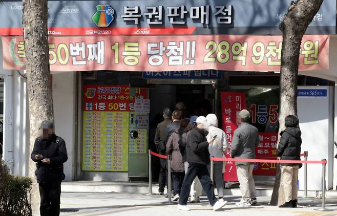 서울 한 복권판매점에서 고객들이 줄지어 복권 구입을 기다리고 있다. / 사진=뉴시스 최진석 기자 