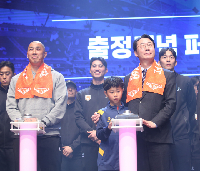  정명근 화성특례시장(앞줄 오른쪽)과 배정수 화성특례시의회의장, 국회의원, 경기도 및 화성시의회 의원, 체육 관계자, 시민과 팬 등 500여 명이 참석한 가운데 15일 동탄복합문화센터 반석아트홀에서 '화성FC K리그2 출정식'을 열고 있다. / 사진제공=화성FC