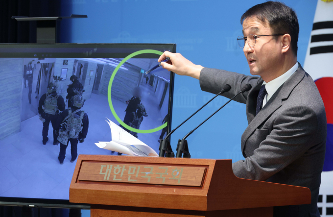 윤석열 대통령 측이 12·3 비상계엄 당시 계엄군이 국회 단전을 시도했다는 주장에 대해 사실이 아니라고 밝혔다. 사진은 한병도 더불어민주당 의원과 민주당 내란 국정조사특별위원회 위원들이 지난 16일 서울 여의도 국회 소통관에서 열린 현안관련 긴급 기자회견에서 발언하는 모습. /사진=뉴시스