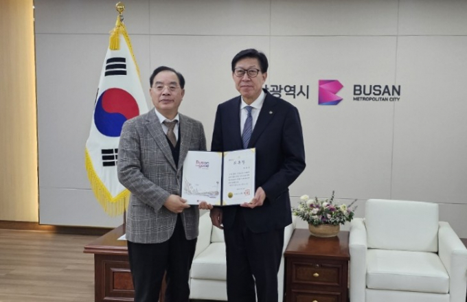 박형준 부산시장(오른쪽)이 14일 하윤수 전 부산교육감에게 부산시 교육정책고문으로 위촉한 뒤 기념촬영을 하고 있다./사진=하윤수전교육감