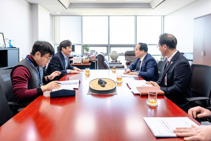  이권재 오산시장(오른쪽서 두번째)이 국회 행정안전위원회 소속 정동만 의원(왼쪽서 두번째)과 국민의힘 소속 국회 기획재정위원장 송언석 의원(오른쪽 첫번째)을 차례로 만나 오산세무지서 신설 협조 건의했다. /사진제공=오산시