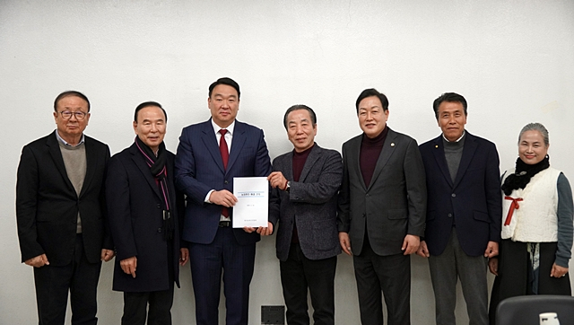 정희용 국민의힘 의원(왼쪽 세번째) 등이 축산단체장들과 간담회를 마친 뒤 기념촬영을 하고 있다./사진제공=정희용 국민의힘 국회의원실