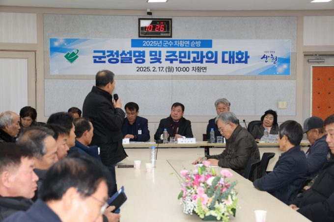 산청군은 이승화 군수(사진 중앙)가 17일부터 20일까지 11개 읍면을 순방하며, 군정 발전을 위한 의견을 수렴한다고 밝혔다. 사진은 17일 오전 차황면 주민과 대화를 하고 있는 모습./사진=산청군 