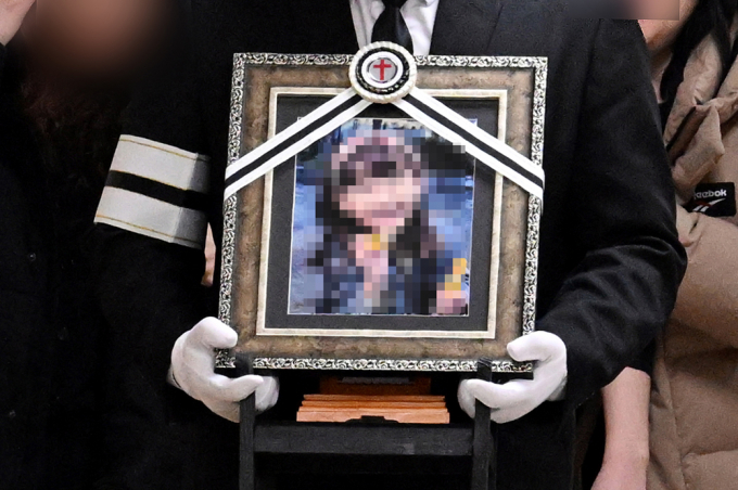 경찰이 김하늘 양 사건관련 악성게시글 5건에 대해 입건 전 조사에 착수했다. 사진은 지난 14일 오전 대전 서구 건양대병원 장례식장 고 김하늘양의 발인식. /사진 뉴스1