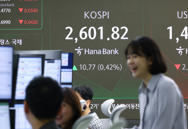 코스피가 2600선을 지난 17일 넘었다. 사진은 이날 오전 서울 중구 하나은행 딜링룸 전광판에 지수가 표시된 모습. /사진=뉴시스