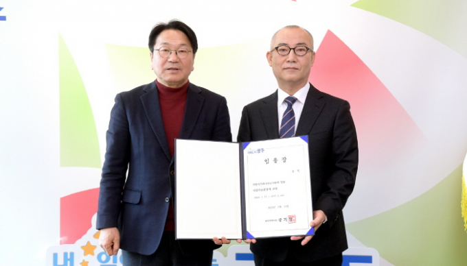 강기정 광주광역시장(왼쪽)이 17일 오전 시청 3층 접견실에서 윤익 신임 시립미술관장에게 임명장을 수여한 후 기념촬영을 하고 있다./사진= 광주시 
