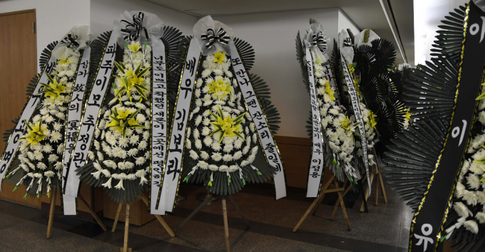 17일 서울 송파구 서울아산병원 장례식장 김새론 빈소에 도착한 동료배우들의 근조화환. /사진=사진공동취재단 