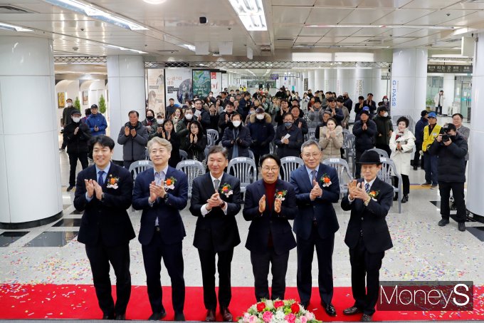 광주 농성역 시민 소통 공간 개관식에 참석한 강기정 광주시장(오른쪽 세번째)과 김이강 서구청장(왼쪽 두번째),이동훈 광주신세계 대표(왼쪽 세번째)등 주요 내빈들이 시민들과 함께 기념사진을 찍고 있다/사진=광주신세계 제공.