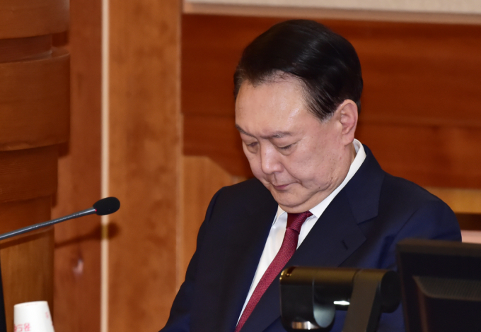 윤석열 대통령이 직접 내란 우두머리 혐의 행사재판에 출석하겠다는 의사를 보인것으로 전해졌다. 사진은  23일 서울 종로구 재동 헌법재판소 심판정에서 진행된 탄핵 심판 4차 변론에 출석한 윤석열 대통령. /사진= 임한별 기자