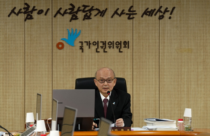 국가인권위원회(인권위)가 12·3 계엄 사태에 가담한 혐의로 구속기소된 장군 4명이 제기한 긴급구제 안건을 오는 18일 임시 군인권보호위원회에서 논의한다. 사진은 안창호 국가인권위원회 위원장이 지난 10일 서울 중구 국가인권위원회에서 열린 '국가인권위원회 2차 전원위원회'에서 발언하는 모습. /사진=뉴시스(공동취재) 