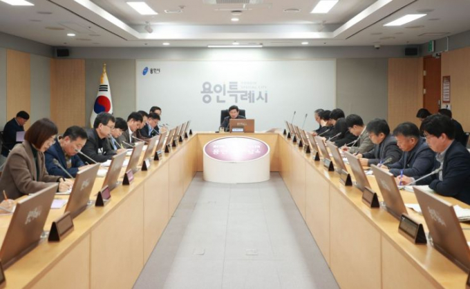 용인시가 올해 공동주택 부실시공 차단 관리방안 마련 등 121건의 생활밀착형 사업을 추진한다. 이상일 용인시장이 17일 생활밀착형 사업 보고회를 주재하고 있다. /사진제공=용인특례시