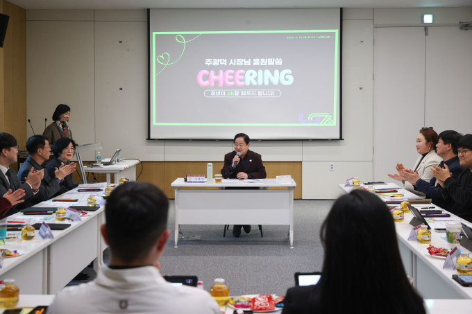 주광덕 남양주시장(가운데)이 '4기 남양주시 청년정책위원회' 정기회의를 열고 있다. /사진제공=남양주시