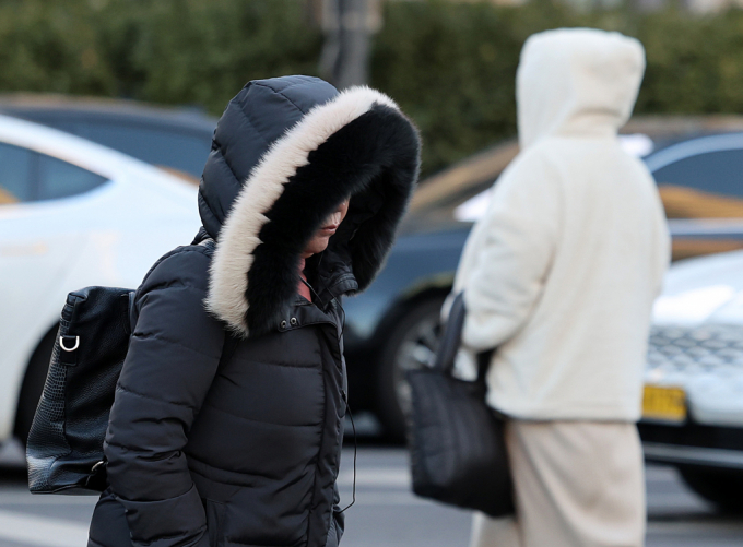  비가 내리고 싹이 튼다는 절기상 우수인 18일 내륙 대부분의 아침기온이 영하권의 강추위를 보이고 있다. 전국 아침 기온이 다시 영하권으로 떨어진 17일 오전 서울  광화문네거리에서 두꺼운 옷을 입은 시민들이 이동하는 모습. /사진=뉴시스