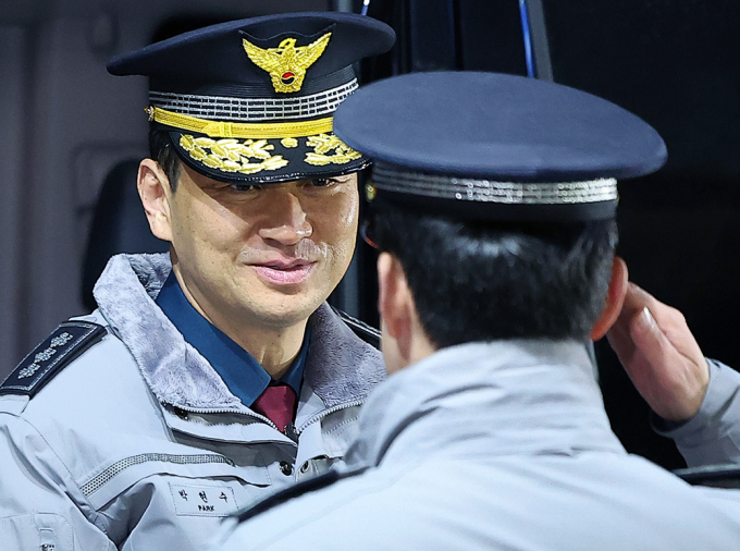 '친윤 코드 인사' 및 '비상계엄 사태 연루' 의혹을 받는 박현수 서울경찰청장 직무대리가 18일 국회에 출석한다. 사진은 지난 10일 오후 서울 마포구 동교동치안센터를 방문해 대원 격려하는 박현수 서울경창청장 직무대리. /사진=뉴스1 