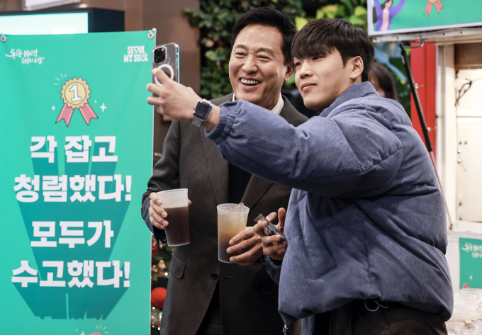 서울시가 저연차 공무원, 신혼부부 및 육아 공무원을 대상으로 복지체계 강화 방안을 마련했다. 사진은 지난해 12월20일 서울시청에서 열린 시 직원 격려 행사에서 직원과 사진을 찍고 있는 오세훈 시장. /사진뉴시스