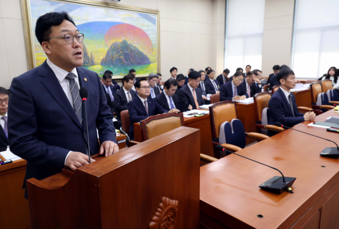 김병환 금융위원장이 18일 오전 서울 여의도 국회에서 열린 정무위원회 전체회의에서 업무보고를 하고 있다./사진=뉴시스