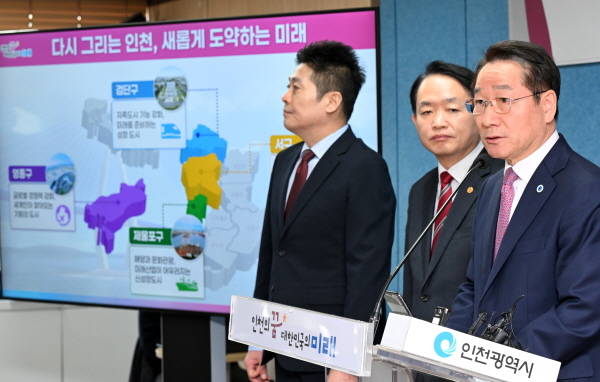 유정복 인천광역시장이 18일 시청 브리핑룸에서 인천형 행정체제 개편에 따른 자치구 출범 준비 상황에 대한 언론브리핑을 하고 있다. /사진제공=인천시