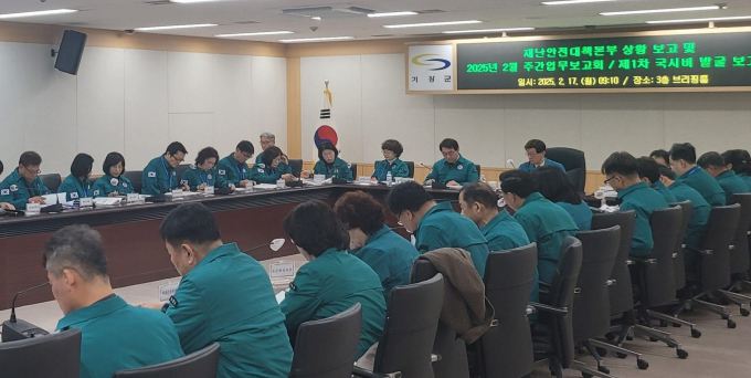 정종복 기장군수가 17일 간부공무원들과 함께 국시비 발굴 보고회를 진행하고 있다./사진=기장군