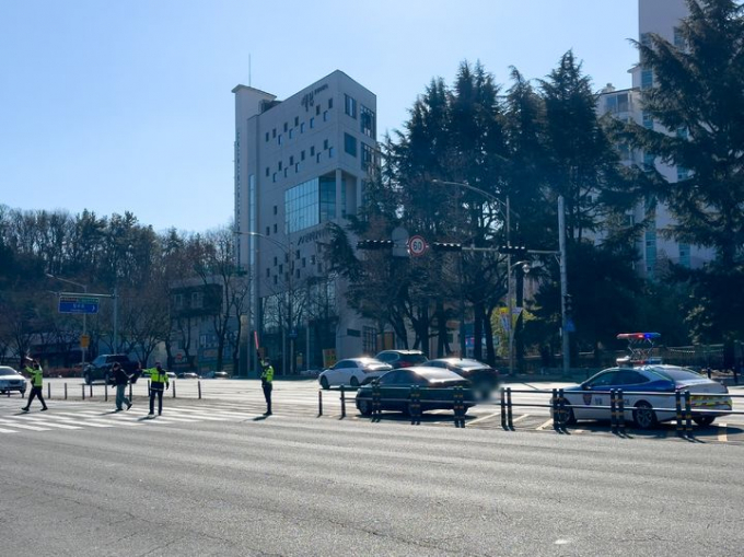 대구시 수성구 만촌동 등 일부 지역에 발생한 정전으로 달구벌대로의 신호등도 꺼져 경찰이 수신호로 교통 통제에 나섰다./사진제공=뉴시스