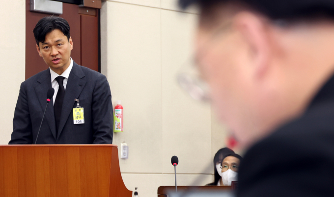 비상계엄 사태 연루 의혹을 받는 박현수 서울경찰청장 직무대리가 18일 서울 여의도 국회에서 열린 제422회 국회(임시회) 행정안전위원회 제1차 전체회의에서 의원 질의에 답하고 있다. /사진=뉴시스
