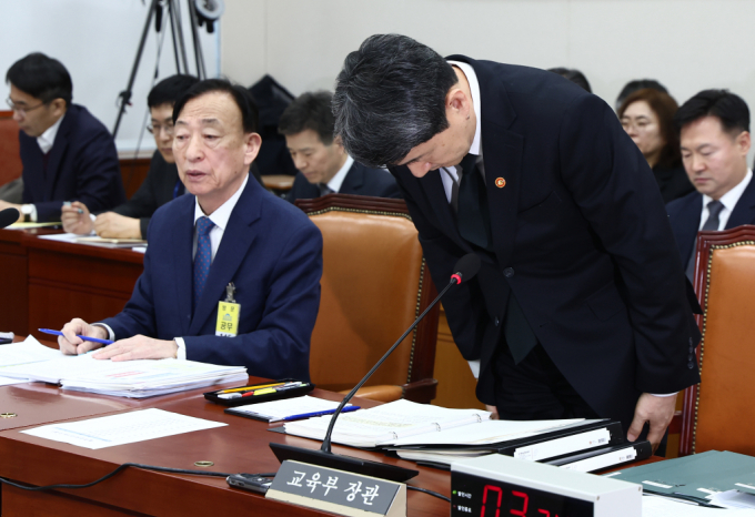 이주호 사회부총리 겸 교육부 장관(오른쪽)이 18일 오후 서울 여의도 국회에서 열린 교육위원회 전체회의에서 고 김하늘 양 피살 사건과 관련해 고개 숙여 사과하고 있다. /사진=뉴스1