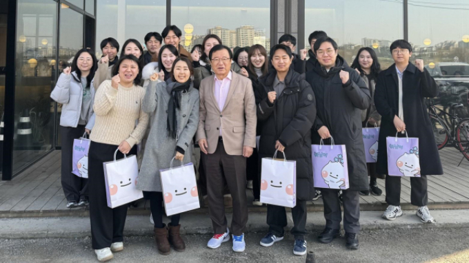 이현재 하남시장(앞줄 오른쪽서 3번째)이 지난해 신혼 공무원들의 행복한 결혼생활을 응원하는 오찬을 함께 한 후 기념 촬영을 하고 있다. /사진제공=하남시
