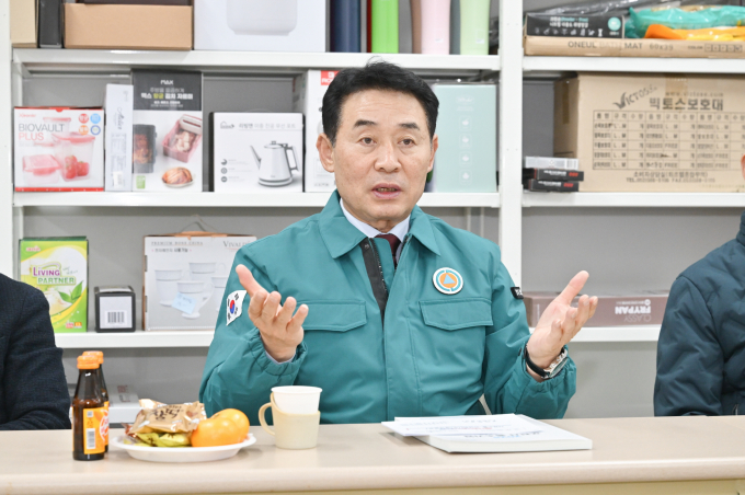 백영현 포천시장이 지난 17일 기업의 애로사항 청취 및 해소를 위해 소흘읍 소재 ㈜영남물류를 방문해 기업 애로사항 청취하고 질문에 답변을 하고 있다. / 사진제공=포천시
