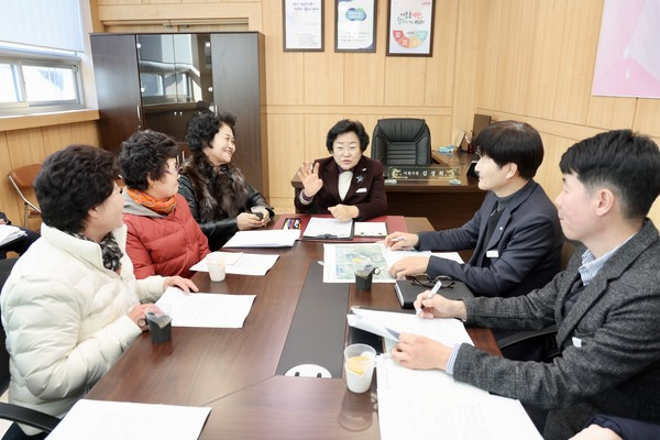 김경희 이천시장(가운데)이 남부시장실에서 주민들과 대화를 나누고 있다. /사진 제공=이천시]