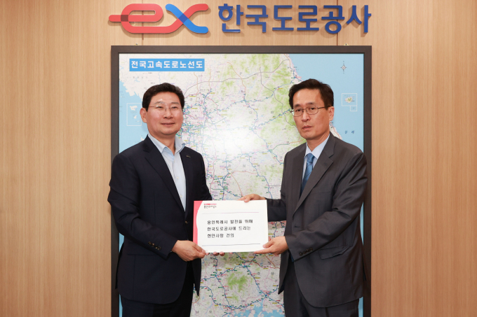 이상일 용인특례시장(왼쪽)이 2023년 9월 11일 경북 김천 한국도로공사 본사를 찾아 함진규 도로공사 사장(오른쪽)을 만나 용인의 현안을 전달했다. /사진제공=용인특례시