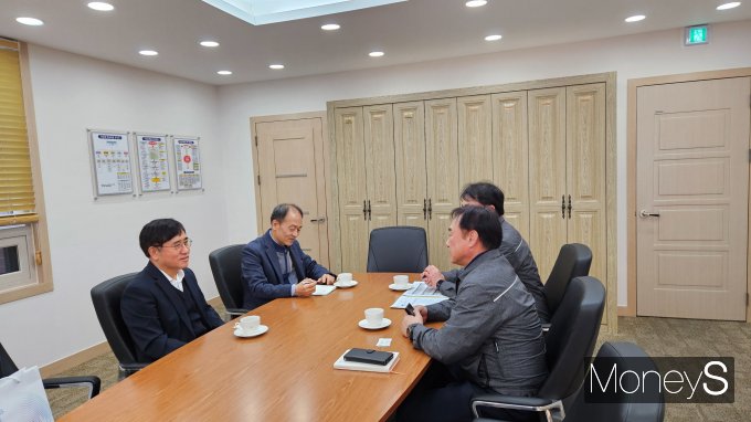 김동수 광주본부세관장(앞줄 왼쪽)은 18일  여수석유화학단지 내 롯데케미칼을 방문해 관계자들로부터 애로 사항을 듣고 있다/사진=광주본부세관 제공.
